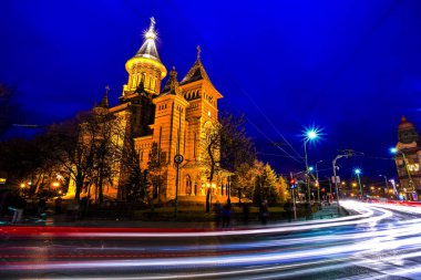 Romanya Ortodoks Büyükşehir Katedrali sokaklardan mavi saatte görülen Timisoara. Timis County, Romanya.