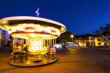Kızıl Meydan Timisoara şehir, Romanya geceleri aydınlatılan atlıkarınca.