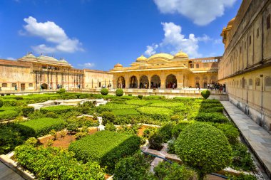 Amer veya Amber saray avlusunda, Amer şehrinde, Jaipur yakınlarında, Rajasthan eyaleti, Hindistan. Fotoğraf 9 Ağustos 2018 'de çekildi..