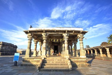 Chennakeshava Kompleksi 'nin içinde, Andal Tapınağı' nın girişinde duran Holly adında bir adam. Belur, Karnataka, Hindistan. Fotoğraf 13 Ocak 2018 'de çekildi..