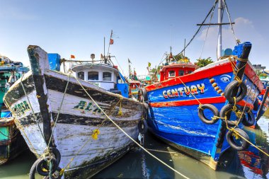 Kannur rıhtımına demirlemiş renkli balıkçı tekneleri, Kerala, Hindistan. Fotoğraf 27 Nisan 2018 'de çekildi..