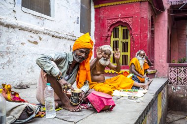 Holly erkekleri eski Varanasi, Uttar Pradesh, Hindistan sokaklarında toplanıyor. Fotoğraf 7 Temmuz 2018 'de çekildi..