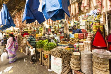 Tüccarlar mallarını kalabalık bir günde Bangalore, Karnataka, Hindistan 'daki KR pazarında satıyorlar. Fotoğraf 3 Mart 2018 'de çekildi..