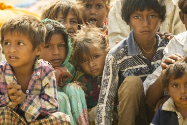 Kuzey Hindistan 'ın Rajasthan yollarında karşılaştığı göçebe sınıftan birinin çocuklarının portresi. Fotoğraf 14 Ağustos 2018 'de çekildi..