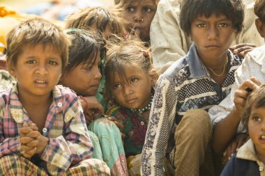Kuzey Hindistan 'ın Rajasthan yollarında karşılaştığı göçebe sınıftan birinin çocuklarının portresi. Fotoğraf 14 Ağustos 2018 'de çekildi..