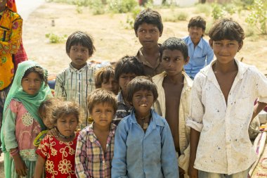 Kuzey Hindistan 'ın Rajasthan yollarında karşılaştığı göçebe sınıftan birinin çocuklarının portresi. Fotoğraf 14 Ağustos 2018 'de çekildi..