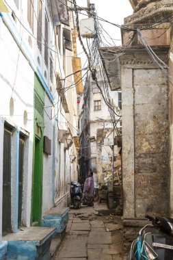 Antik Varanasi şehrinin dar sokaklarında yaşam, Uttar Pradesh, Hindistan. Fotoğraf 7 Temmuz 2018 'de çekildi..