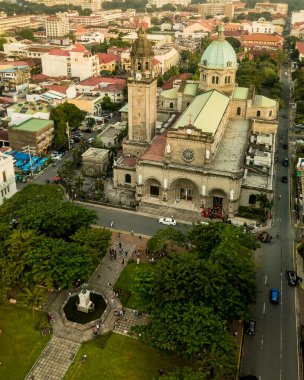 Manila, Filipinler - Ekim 2019 Manila Katedrali, Manila, Manila 'da küçük bir bazilika. Öğleden sonra hava durumu. Kilise ve Plaza.