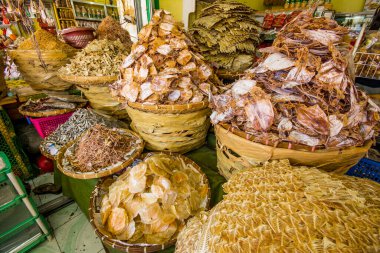 Taboan Halk Pazarı, Cebu Şehri, Filipinler 'de çeşitli kurutulmuş balık ve mürekkep balıkları.