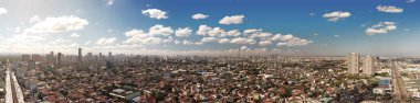 Quezon Şehri, Filipinler - Metro Manila şehir manzarasının panoraması ve EDSA 'dan izlenen ufuk çizgisi.