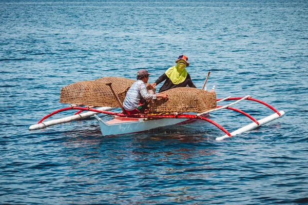 Bohol Filipinas Mar 2016 Pescadores Pequeño Barco Pesca Que Transportan —  Fotos de Stock