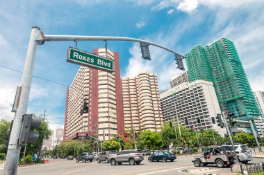 Manila, Filipinler - Haziran 2020: Roxas Bulvarı 'ndan bir işaret. Roxas Bulvarı ve Ocampo Caddesi kavşağı..
