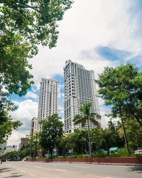 Manila Filippinerna Juni 2020 Höga Bostadslägenheter Längs Roxas Boulevard Tom — Stockfoto
