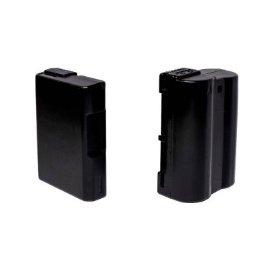 İzole edilmiş beyaz zemin üzerinde DSLR kamera için jenerik lityum piller. Nikon için EN-EL-14 ve EN-EL-15 (sağda).