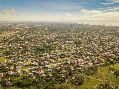Katarungan Köyü, Ayala Alabang Köyü ve Metro Manila şehir manzarası. Mega Manila 'nın inşa edilmiş alanının boyutu.