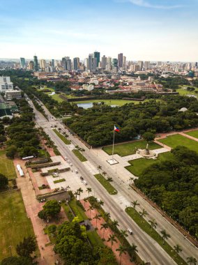 Manila, Filipinler - Yukarıdan Aşağıya: San Nicolas ve Binondo silueti, Intramuros ve Rizal Park (Luneta)
