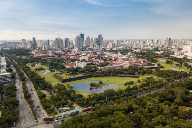 Manila, Filipinler- Intramuros Havalimanı, tarihi bir duvar bölgesi. Golf sahaları ve binalarla çevrili. Önde Roxas Bulvarı ve Padre Burgos Caddesi kavşağı..