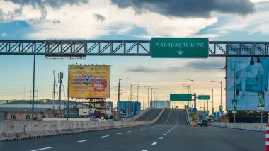 Metro Manila, Filipinler- NAIA Otobanından Çıkıyor - Metro Manila Skyway 'i Ninoy Aquino Uluslararası Havalimanı ve Eğlence Şehri' ne bağlayan yüksek bir otoyol.