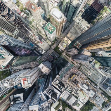Metro Manila Ortigas İş Bölgesi 'ndeki binaların dramatik genel manzarası. Ultra geniş hava fotoğrafı