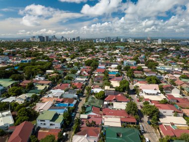 BF Paranaque Havalimanı ve arka planda Alabang silueti. Asya 'nın en büyük alt birimidir. Orta sınıf Filipinlilerin mahallesi..