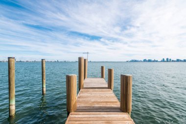 Miami 'de şehir manzaralı bir yat ya da tekne için küçük bir ahşap iskele..