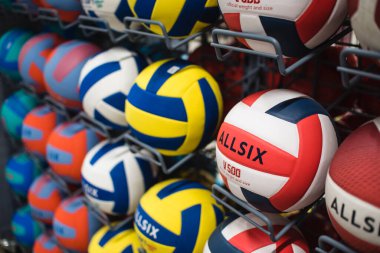Manila, Filipinler - Temmuz 2020: Bir alışveriş merkezindeki spor mağazasında çeşitli voleybollar.