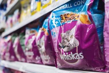 Manila, Filipinler - Temmuz 2020: Bir süpermarketin hayvan malzemeleri reyonunda viski kedi maması bulundu.