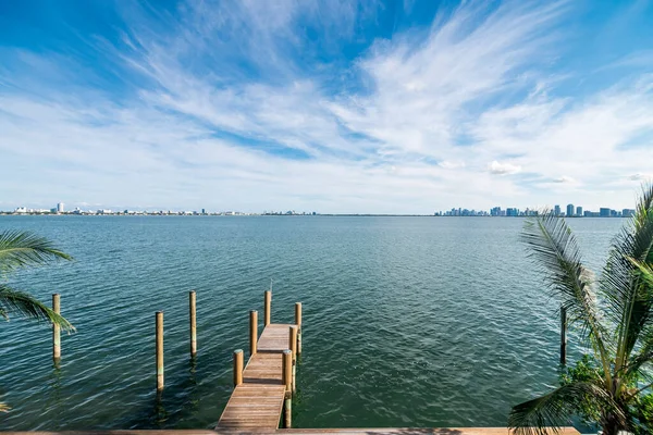 Malý Dřevěný Dok Pro Soukromou Jachtu Nebo Loď Miami Výhledem — Stock fotografie