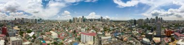 Metro Manila şehir manzarası tam panorama. Mandaluyong / Ortigas, Bonifacio Kalesi ve Makati Kalesi olmak üzere üç ana ufuk çizgisi soldan sağa doğru görülmektedir..