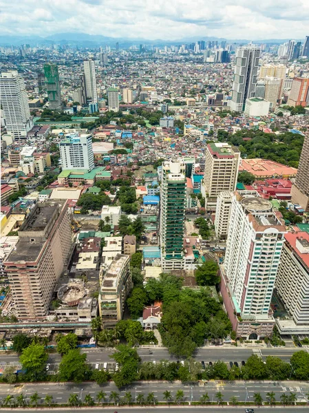Contraste Lujosos Condominios Rascacielos Estrechas Chabolas Conforman Paisaje Urbano Manila — Foto de Stock