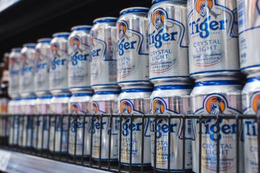 Manila, Filipinler - Temmuz 2020: Süpermarkette bir yığın Tiger Crystal Light Bira Kutusu.