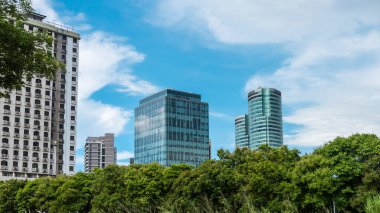 Alabang, Muntinlupa, Filipinler - Temmuz 2020: Filinvest Avenue 'den Alabang Skyline (Filinvest City)