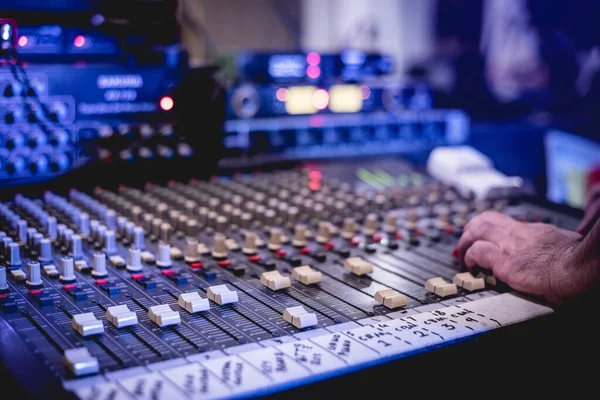 Una Mano Ajustando Una Consola Mezcladora Sonido Durante Una Transmisión — Foto de Stock