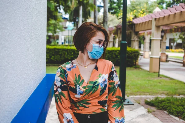 Una Mujer Pelo Corto Con Una Máscara Quirúrgica Una Blusa — Foto de Stock
