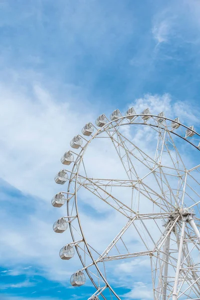 Shot Large White Ferris Wheel Agaisnt Blue Sky Framed Bottom — Stock Photo, Image