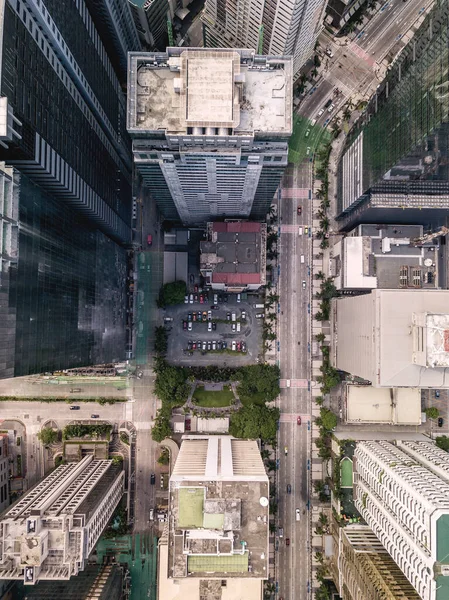 高層ビルの中心部にある駐車場のトップビュー アジアの都市の雰囲気 フィリピンのマニラ首都圏のオルティガスCbdに位置する — ストック写真