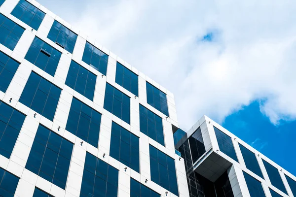 Fassade Eines Modernen Bürogebäudes Gegen Einen Teilweise Bewölkten Himmel Zeitgenössisches — Stockfoto