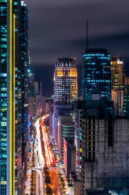 Ayala Bulvarı ve Makati Skyline 'da yoğun saatlerde akşam manzarası. Makati şehri, Metro Manila, Filipinler.