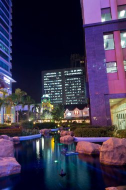 Libis, Quezon City, Filipinler - Ocak 2016: Geceleri Eastwood City. Alışveriş merkezinde peyzaj..