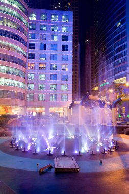 Libis, Quezon City, Filipinler - Ocak 2016: Eastwood Şehir Merkezi ve merkez çeşme.