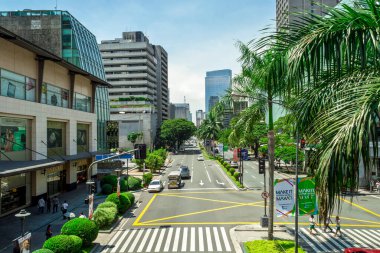 Makati, Filipinler - Ocak 2015: Yeşil kuşak, Makati Bulvarı boyunca lüks bir alışveriş merkezi.