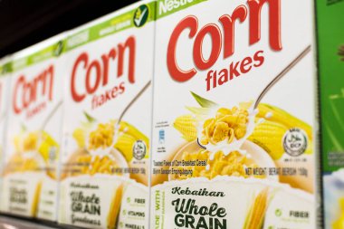 Manila, Filipinler - Temmuz 2020: Nestle Corn Flakes süpermarkette bir koridorda sergileniyor