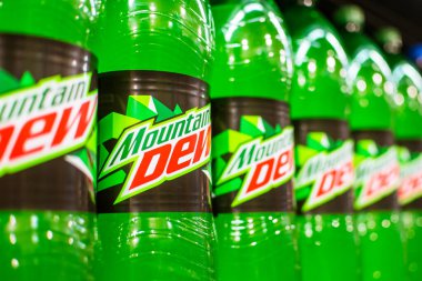Manila, Filipinler - Temmuz 2020: Bir süpermarkette 1,5 litre Mountain Dew gazozu sergileniyor.