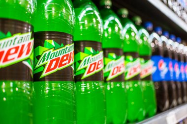 Manila, Filipinler - Temmuz 2020: Bir sıra Mountain Dew ve diğer Pepsi ürünleri süpermarkette bir koridorda sergileniyor.