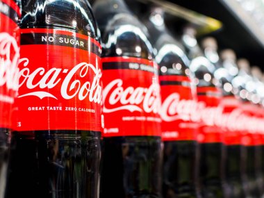 Manila, Filipinler - Temmuz 2020: Coca Cola Zero 'nun yakın çekimi süpermarketteki bir koridorda sergileniyor.