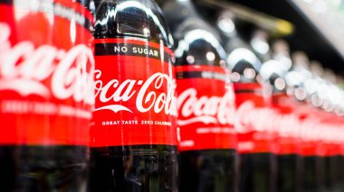 Manila, Filipinler - Temmuz 2020: Coca Cola Zero 'nun yakın çekimi süpermarketteki bir koridorda sergileniyor.