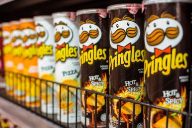 Pizza, acı ve baharatlı Pringles süpermarkette sergileniyor..