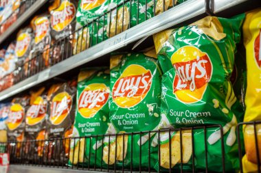 Bir sıra Lay 's patates cipsi süpermarkette.