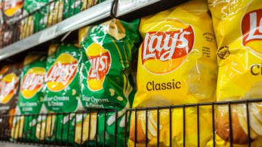 Manila, Filipinler - Temmuz 2020: Lay, süpermarkette bir koridorda sergilenen popüler bir patates cipsi markası..