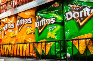 Süpermarkette ya da markette bir sıra Doritos.